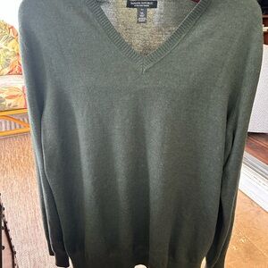 Banana Republic Men’s V-Neck Sweater in Forest Green, Color in Pics is bad